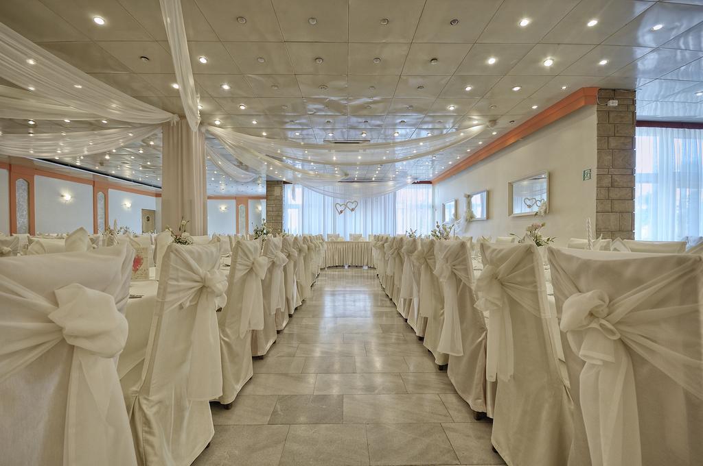 Hotel Accademia Ostrowiec Świętokrzyski Екстериор снимка