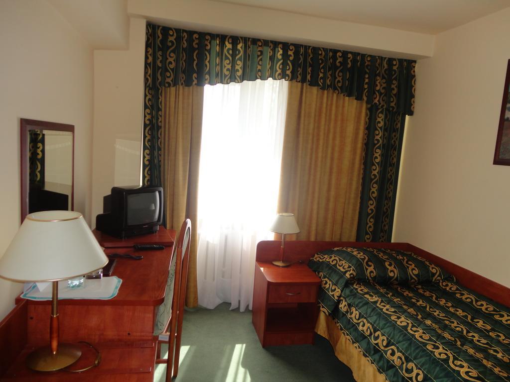 Hotel Accademia Ostrowiec Świętokrzyski Екстериор снимка