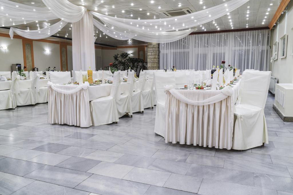 Hotel Accademia Ostrowiec Świętokrzyski Екстериор снимка