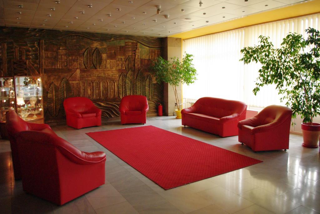 Hotel Accademia Ostrowiec Świętokrzyski Екстериор снимка