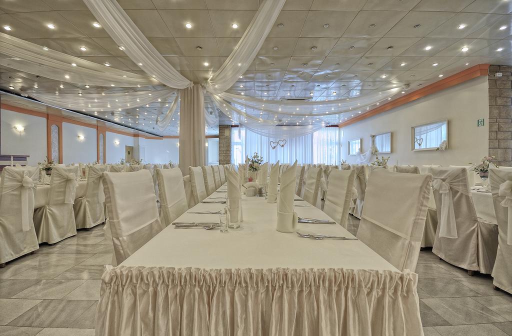 Hotel Accademia Ostrowiec Świętokrzyski Екстериор снимка
