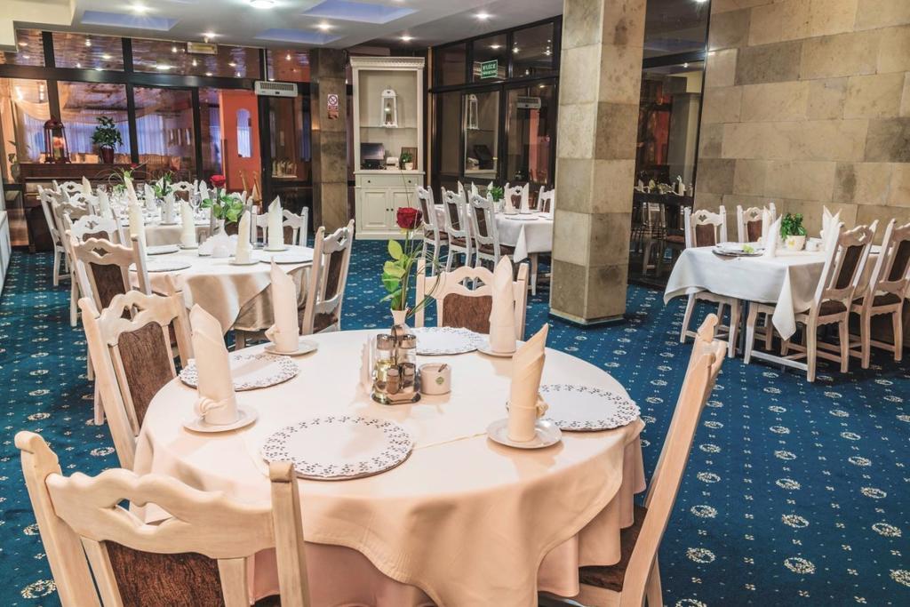 Hotel Accademia Ostrowiec Świętokrzyski Екстериор снимка