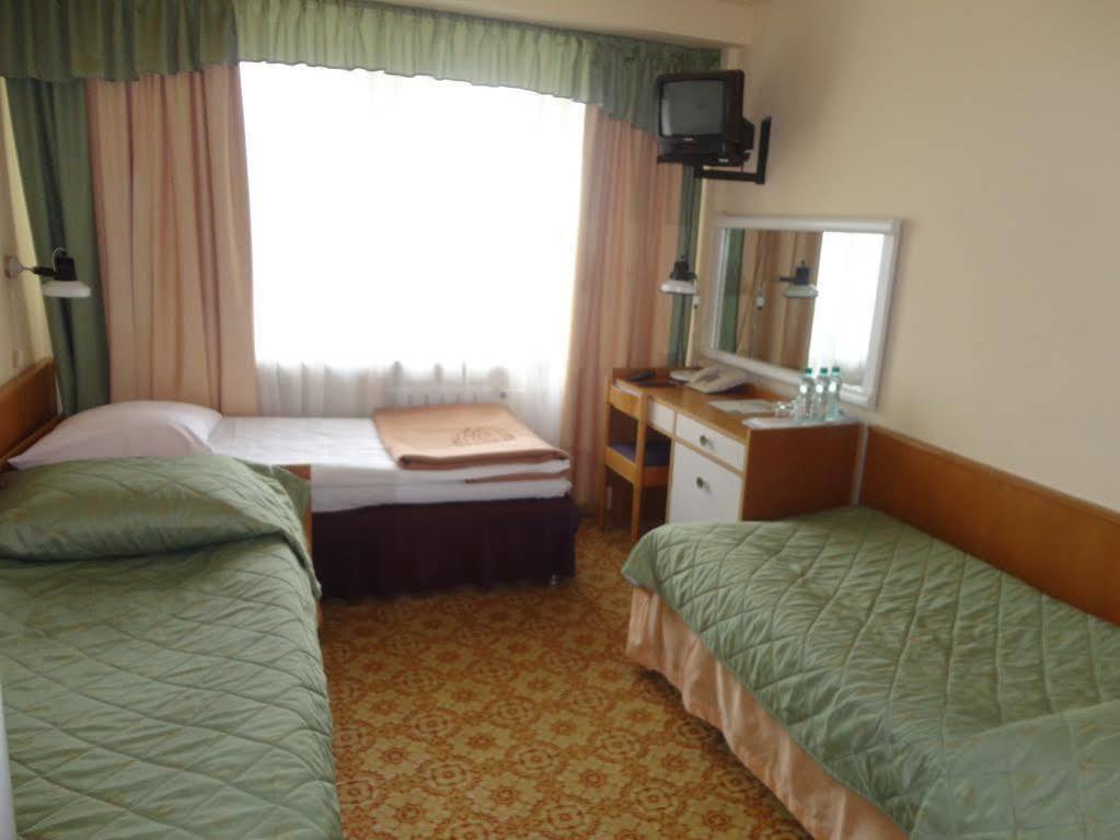 Hotel Accademia Ostrowiec Świętokrzyski Екстериор снимка