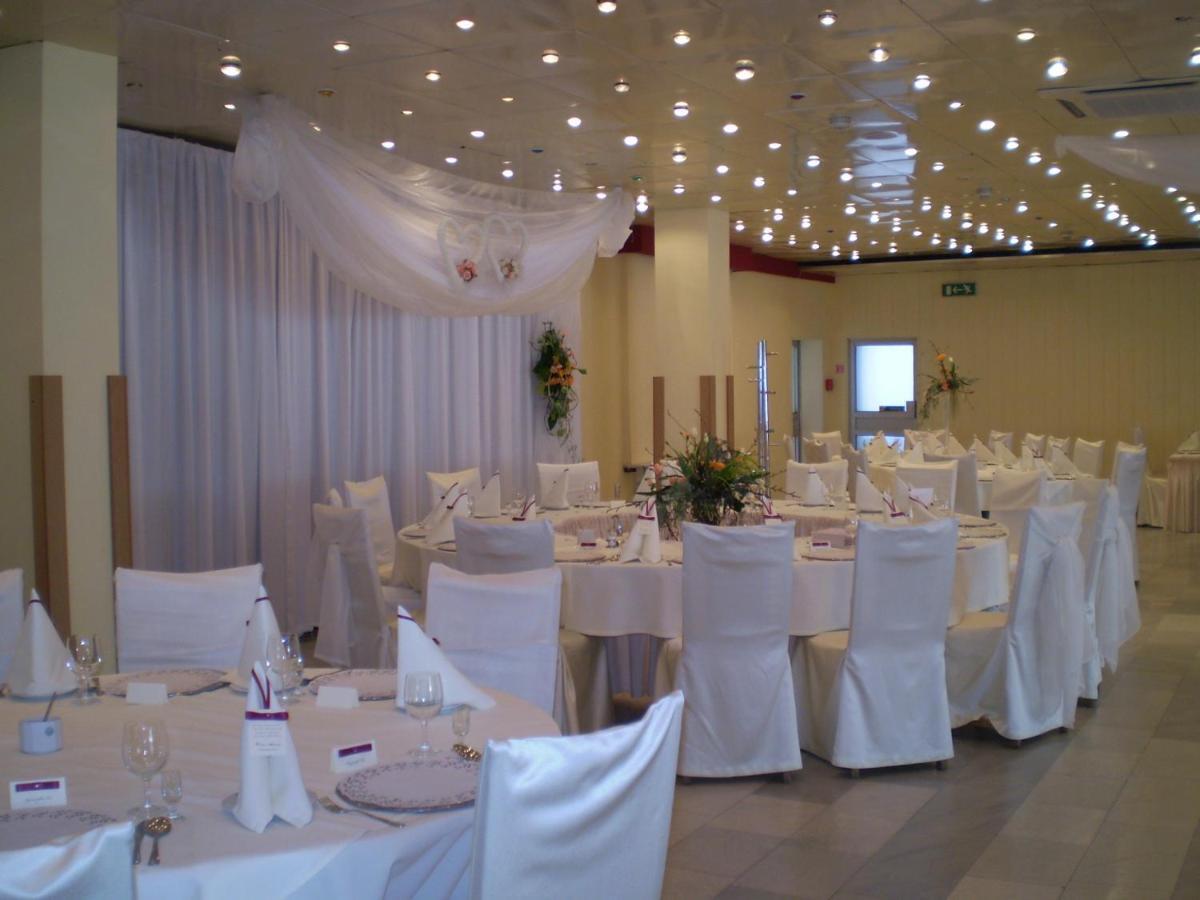 Hotel Accademia Ostrowiec Świętokrzyski Екстериор снимка