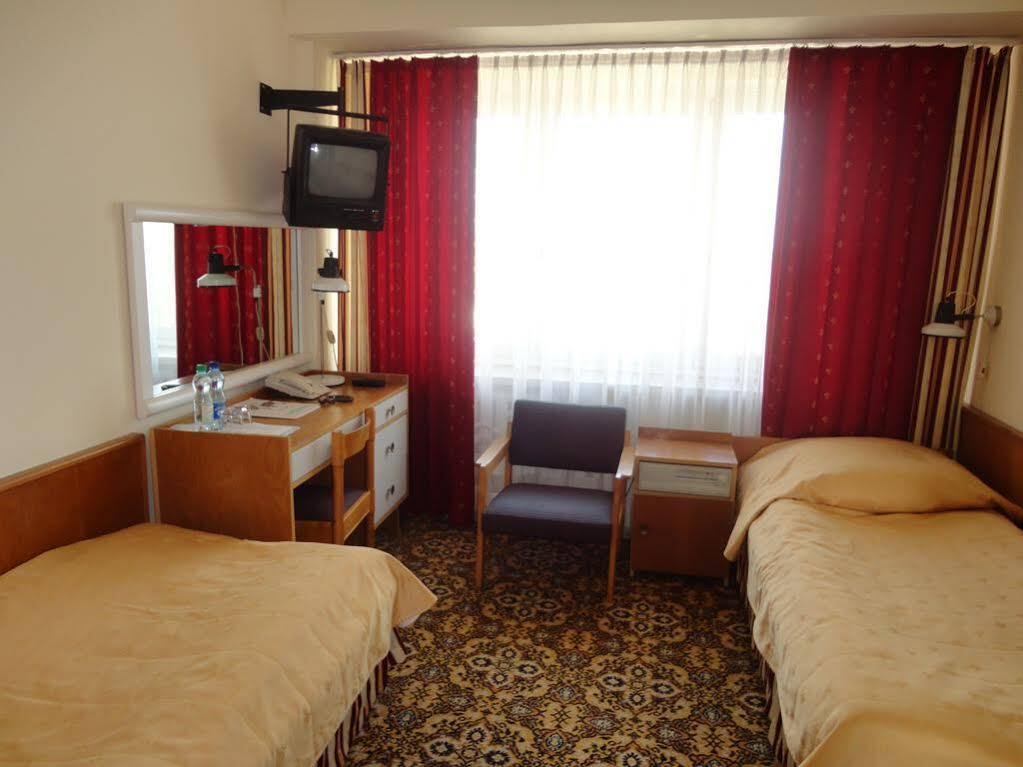 Hotel Accademia Ostrowiec Świętokrzyski Екстериор снимка