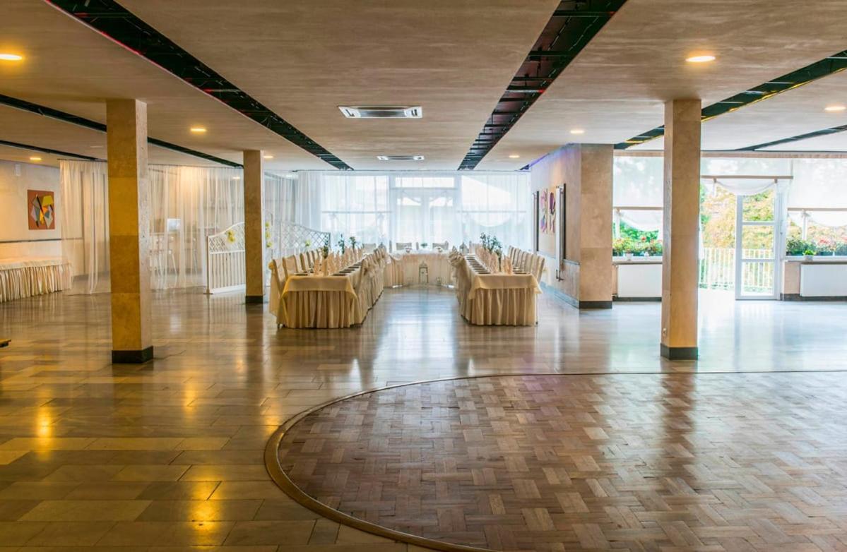 Hotel Accademia Ostrowiec Świętokrzyski Екстериор снимка
