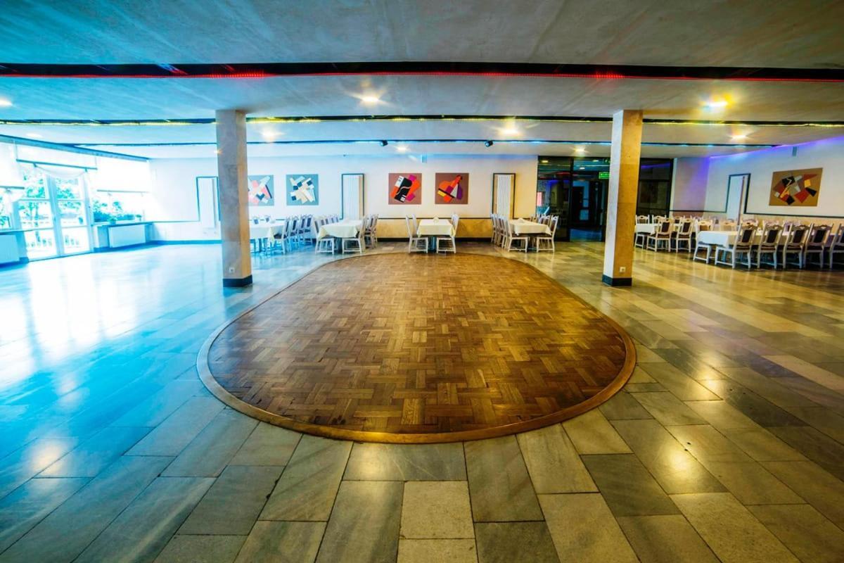 Hotel Accademia Ostrowiec Świętokrzyski Екстериор снимка