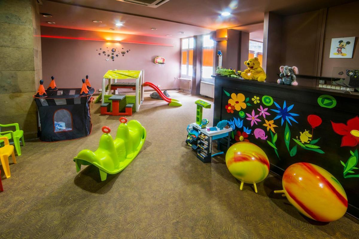 Hotel Accademia Ostrowiec Świętokrzyski Екстериор снимка