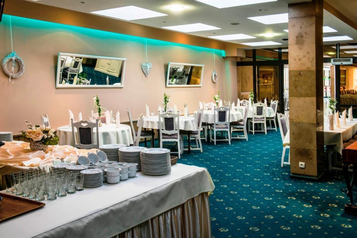 Hotel Accademia Ostrowiec Świętokrzyski Екстериор снимка