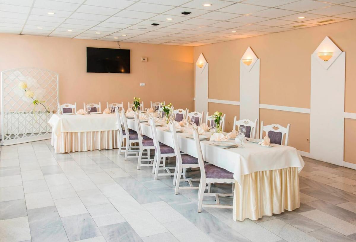 Hotel Accademia Ostrowiec Świętokrzyski Екстериор снимка